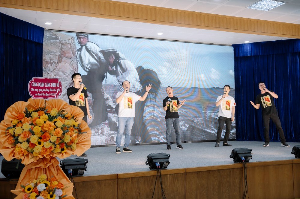 Tiết mục Bay qua Biển Đông - Tốp ca Phòng Kỹ thuật